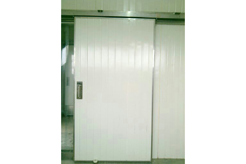 Instalación de puerta frigorífica de poliuretano para cámara de congelado